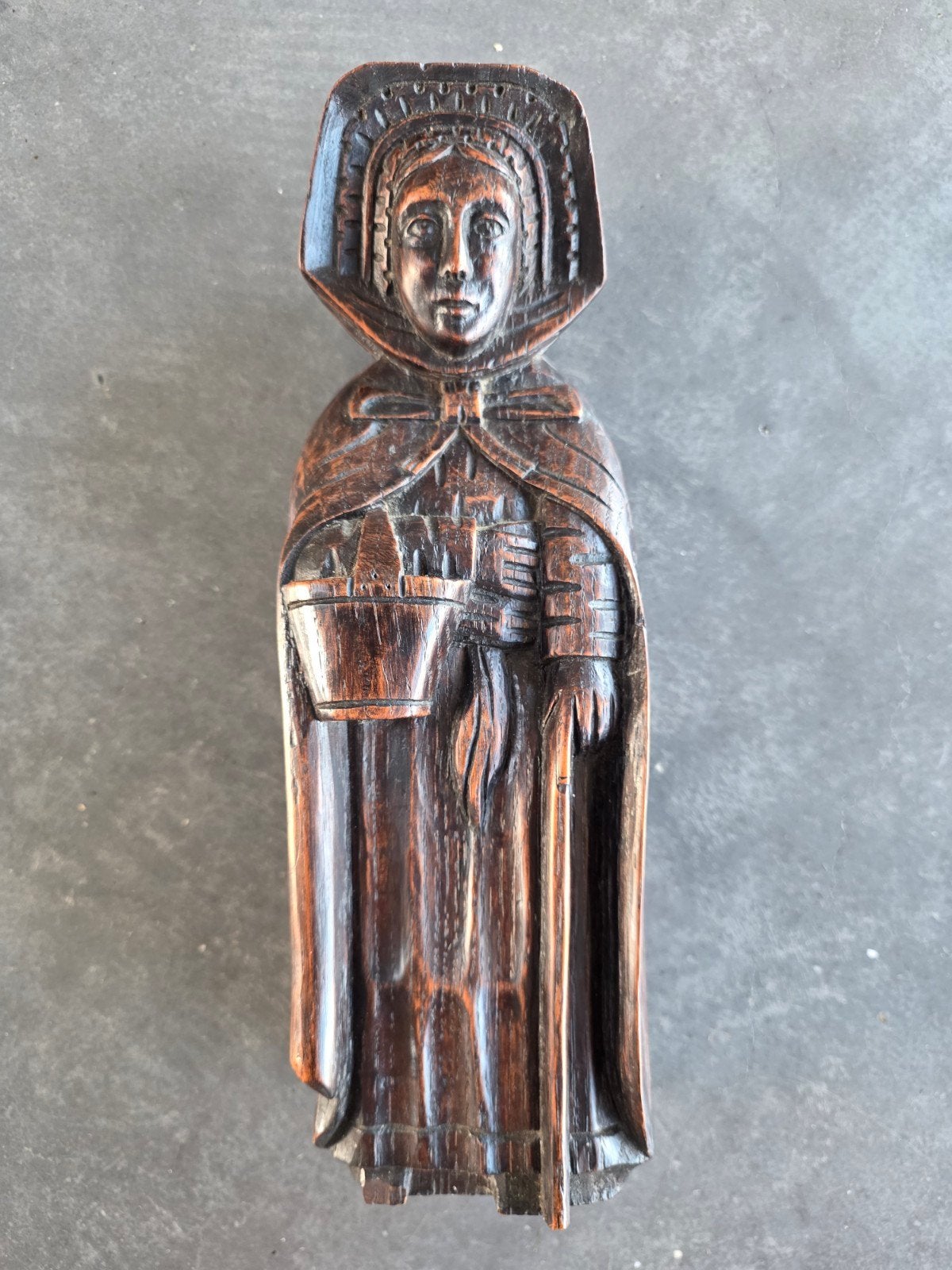 Antiek houten beeldje van een vrouw met mand, Ophalen of Verzenden, Handgemaakt, 20 - 50 cm, Beeld