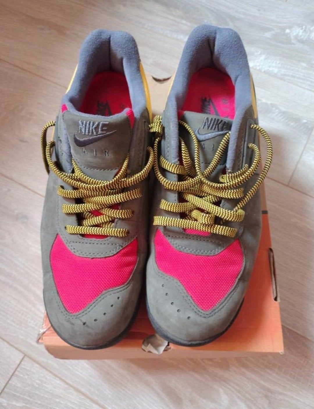 Nike Air Baltoro Sneakers - Grijs/Rood/Geel - Maat 44, Nike air max, Overige kleuren, Ophalen of Verzenden, Sneakers of Gympen