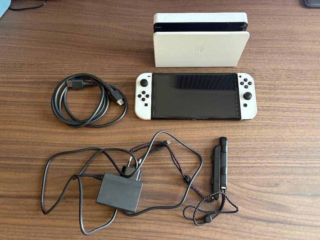 Nintendo switch Oled + Accecoires & games + 256GB SD, Switch OLED, Ophalen of Verzenden, Zo goed als nieuw, Zonder controller