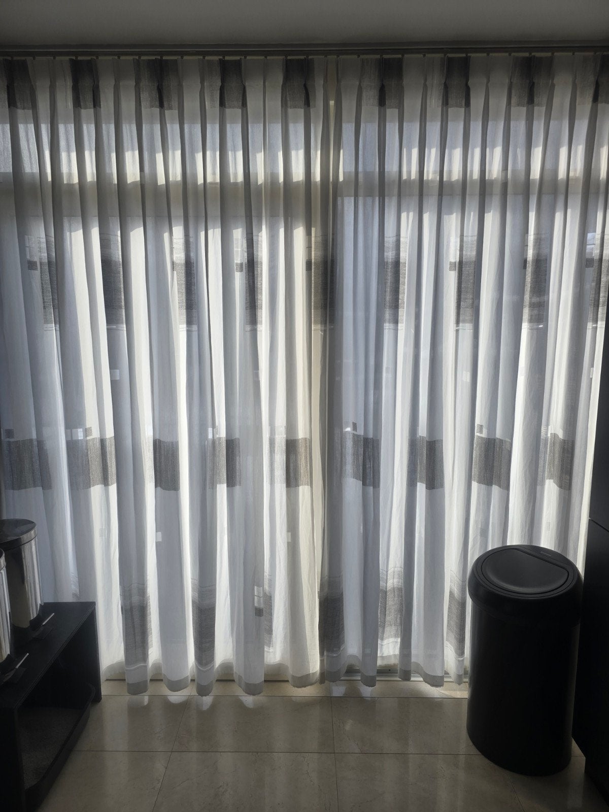 Inbetween vitrage wit met grijs blokpatroon, Huis en Inrichting, Gebruikt, Ophalen of Verzenden, Lichtdoorlatend, Grijs