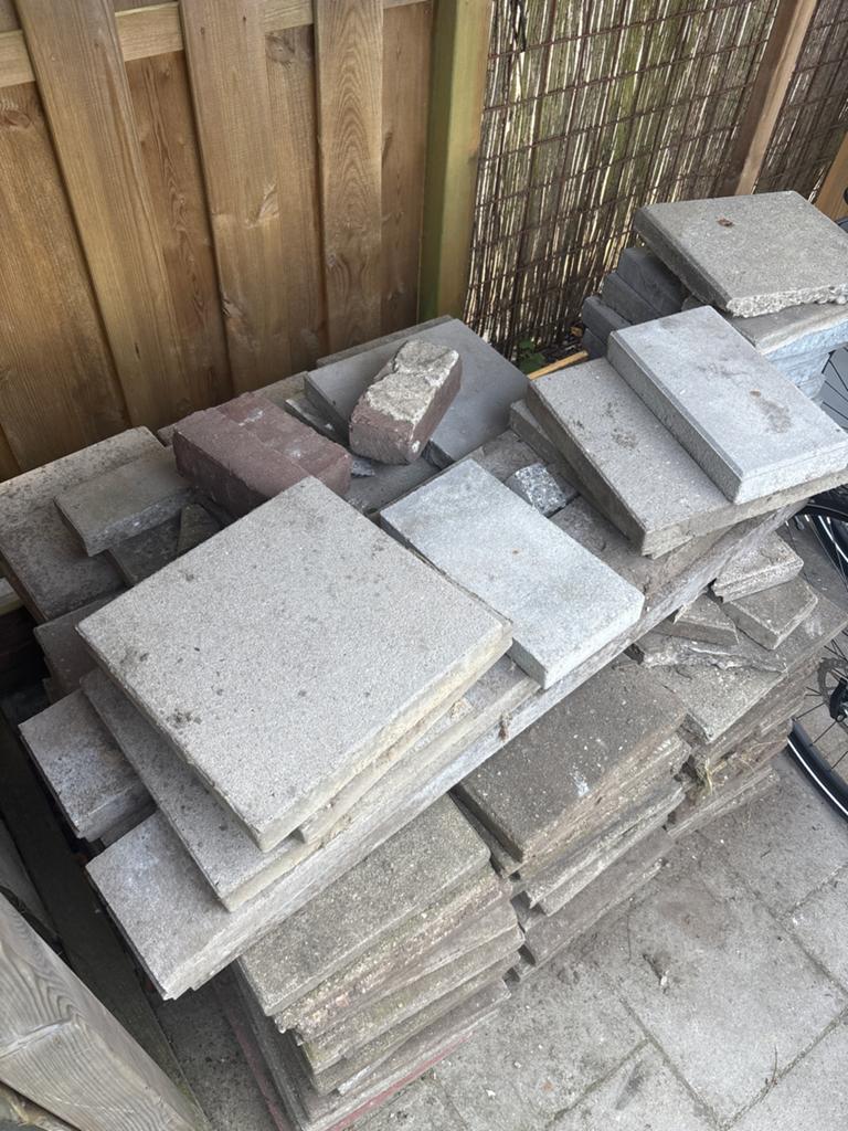 Circa 100 gebruikte tuintegels gratis af te halen, Tuin en Terras, Ophalen, Gebruikt, 10 m² of meer, Beton