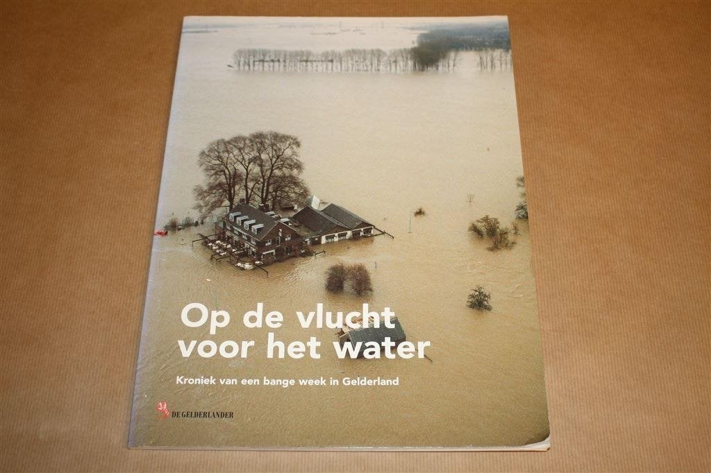 Op de vlucht voor het water. Kroniek: bange week Gelderland., Ophalen of Verzenden, Gelezen