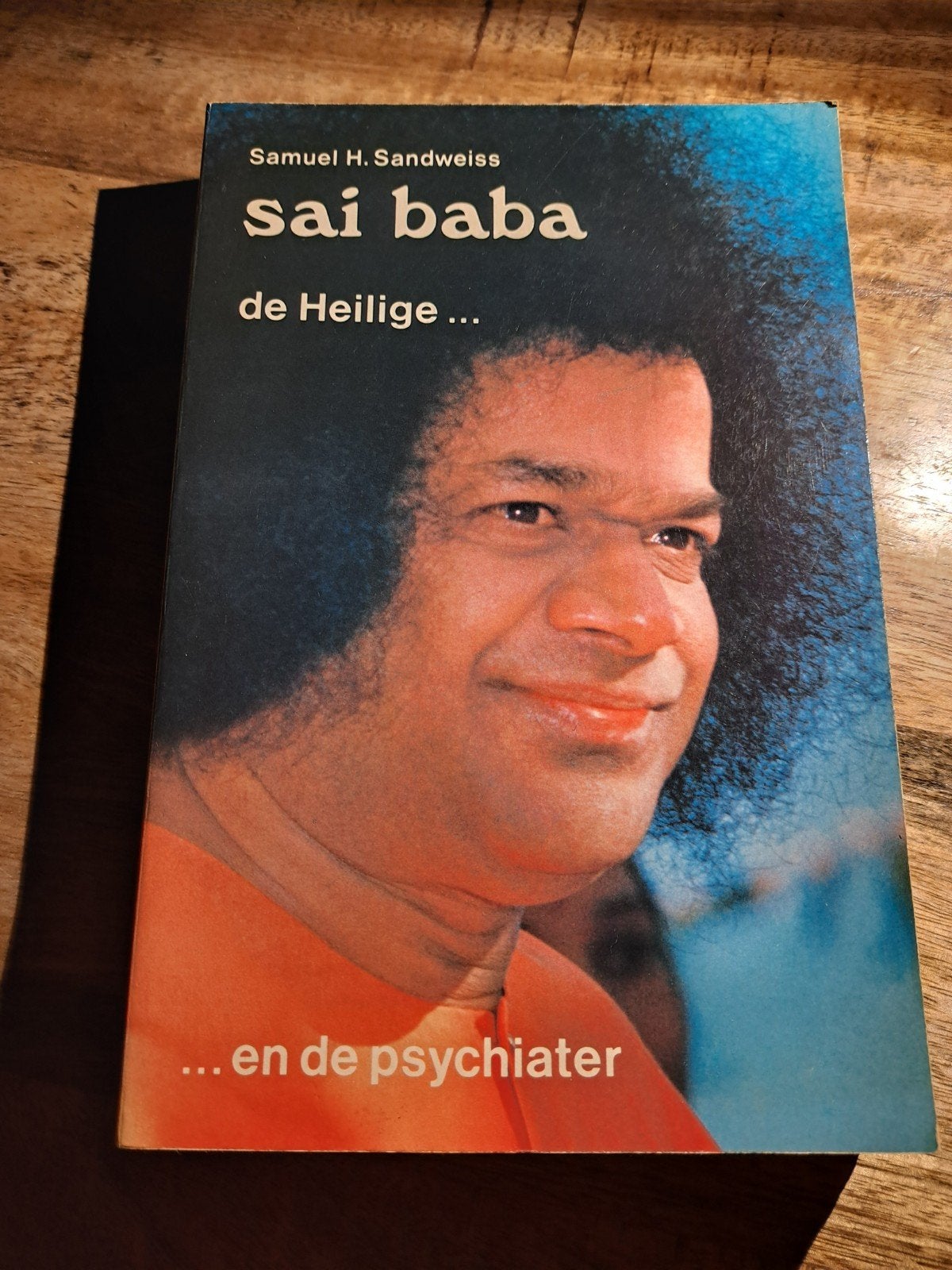 Sai Baba: De Heilige en de Psychiater - Samuel H. Sandweiss, Gelezen, Achtergrond en Informatie, Samuel H. Sandweiss, Spiritualiteit algemeen