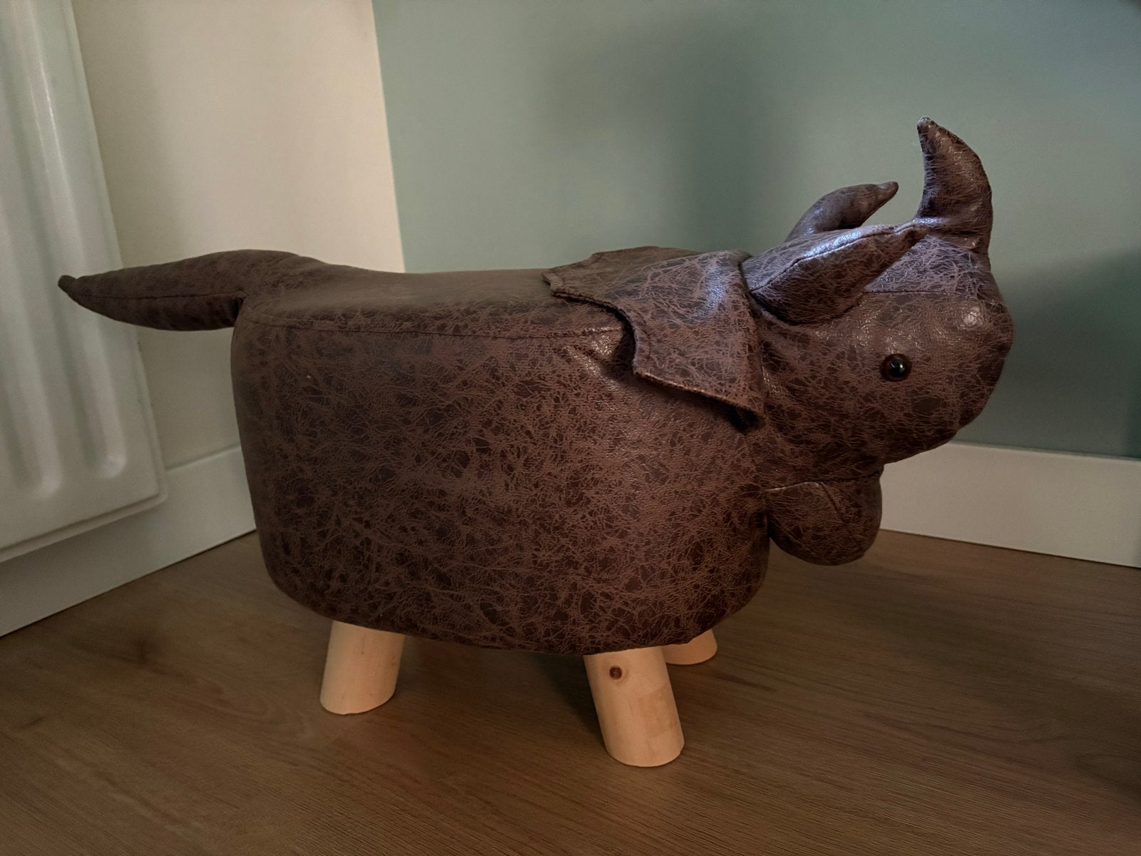 Leuke neushoorn poef/voetenbankje van kunstleer, Kunststof, Zo goed als nieuw, Overige vormen, 50 tot 75 cm