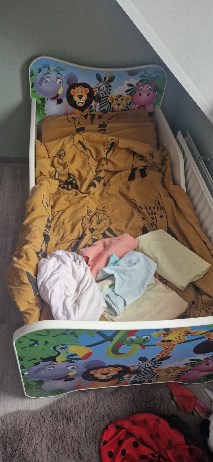 peuterbed met jungle thema en matras, Ophalen, Gebruikt, Wit, 190 cm of minder
