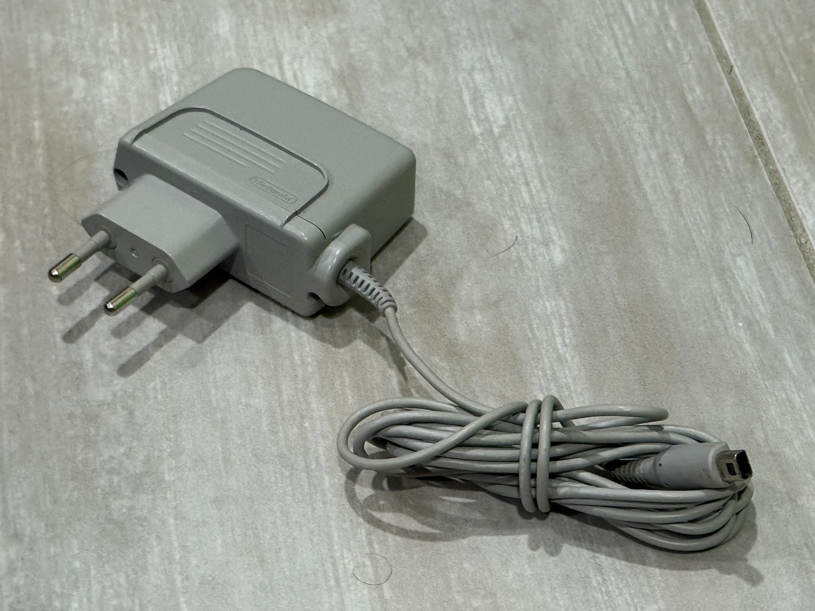 Originele Nintendo Oplader (DSi / 2DS / 3DS) – Model WAP-002, Spelcomputers en Games, Verzenden, Zo goed als nieuw, Accu of Oplader