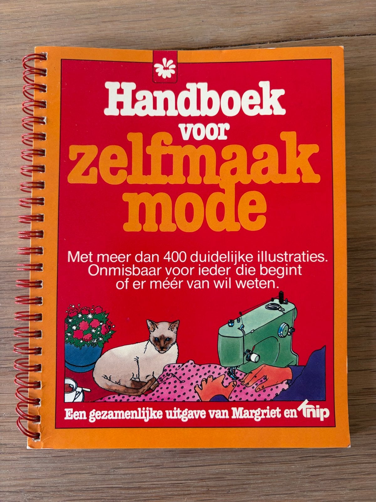 Handboek voor zelfmaakmode - Margriet en Knip, Boeken, Ophalen of Verzenden, Gelezen, Borduren en Naaien