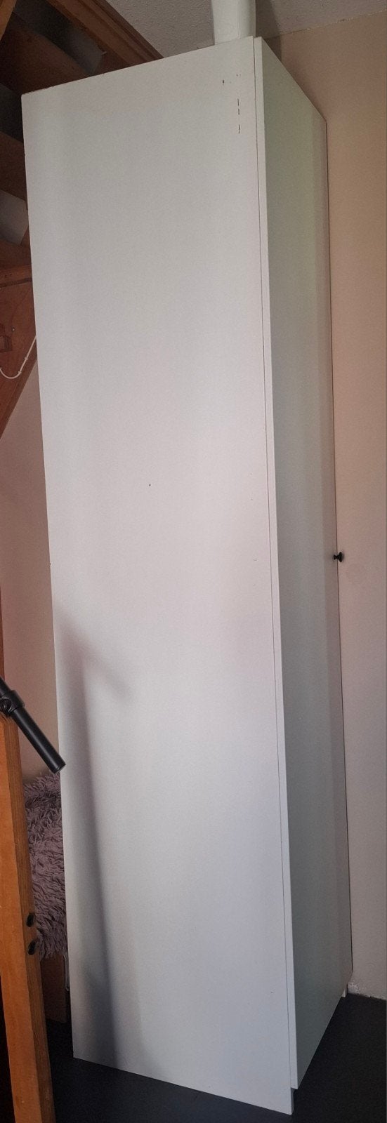 Hoge witte kast met planken - 236x50x60 cm, Ophalen, Gebruikt, Met deur(en), 200 cm of meer