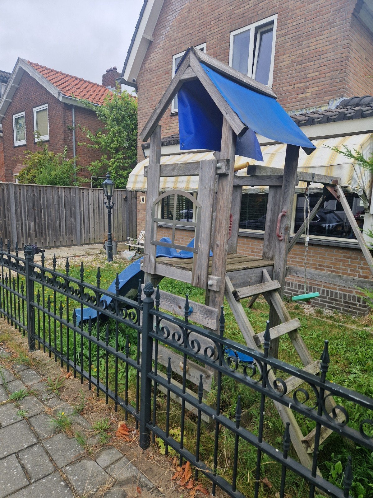 Houten speeltoestel met glijbaan, 2 soorten schommels en kli, Kinderen en Baby's, Speelgoed | Buiten | Speeltoestellen, Gebruikt