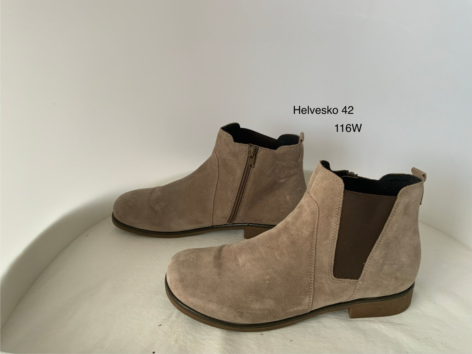 116W) Helvesko 'Allen' Suède Enkellaarsjes Comfort – Maat 42, Kleding | Dames, Beige, Lage of Enkellaarzen, Ophalen of Verzenden
