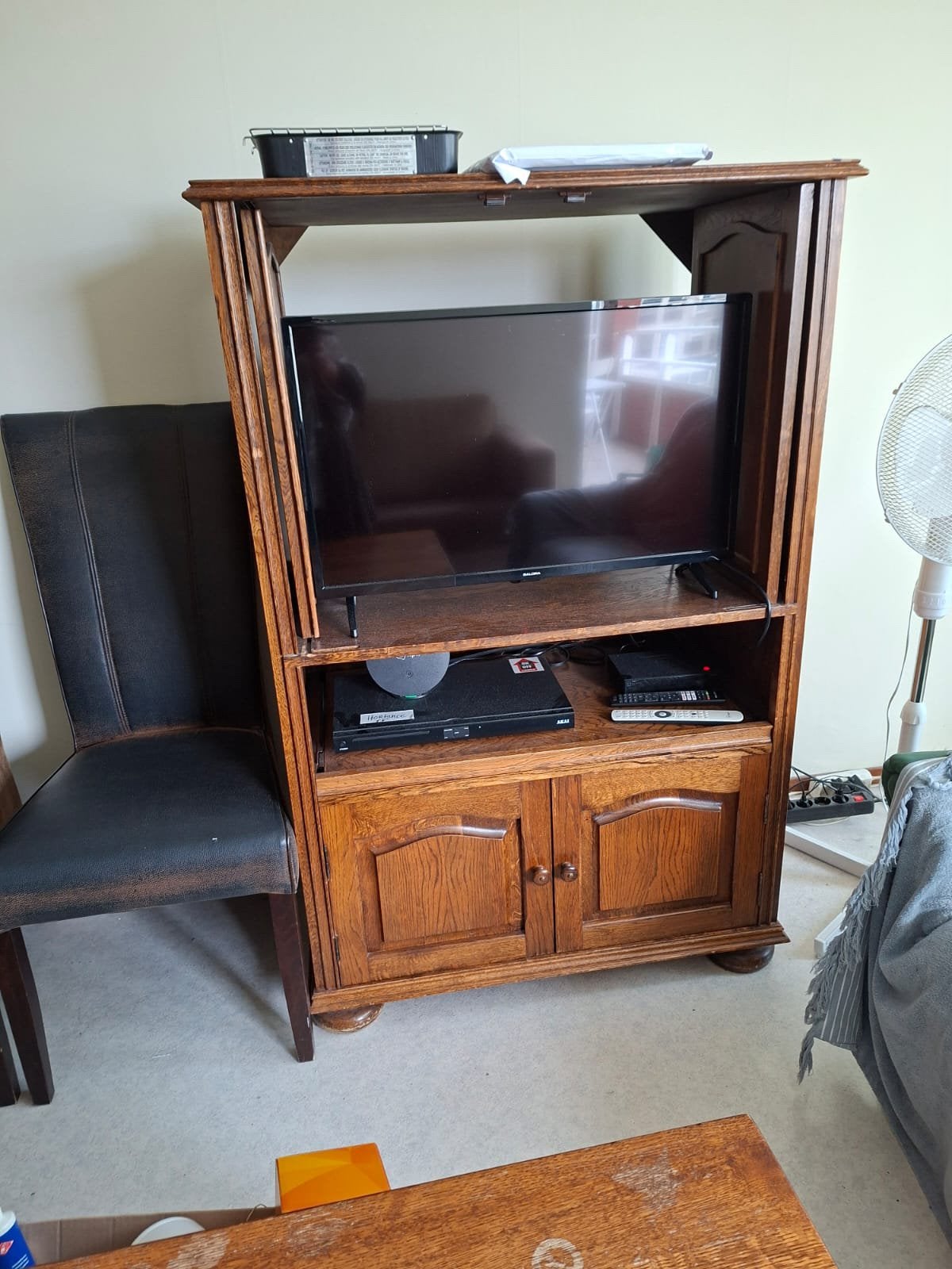 GRATIS TV kast met schuifdeuren vndg ophalen, excl. tv, Antiek, 100 tot 150 cm, Met deur(en), 100 tot 150 cm