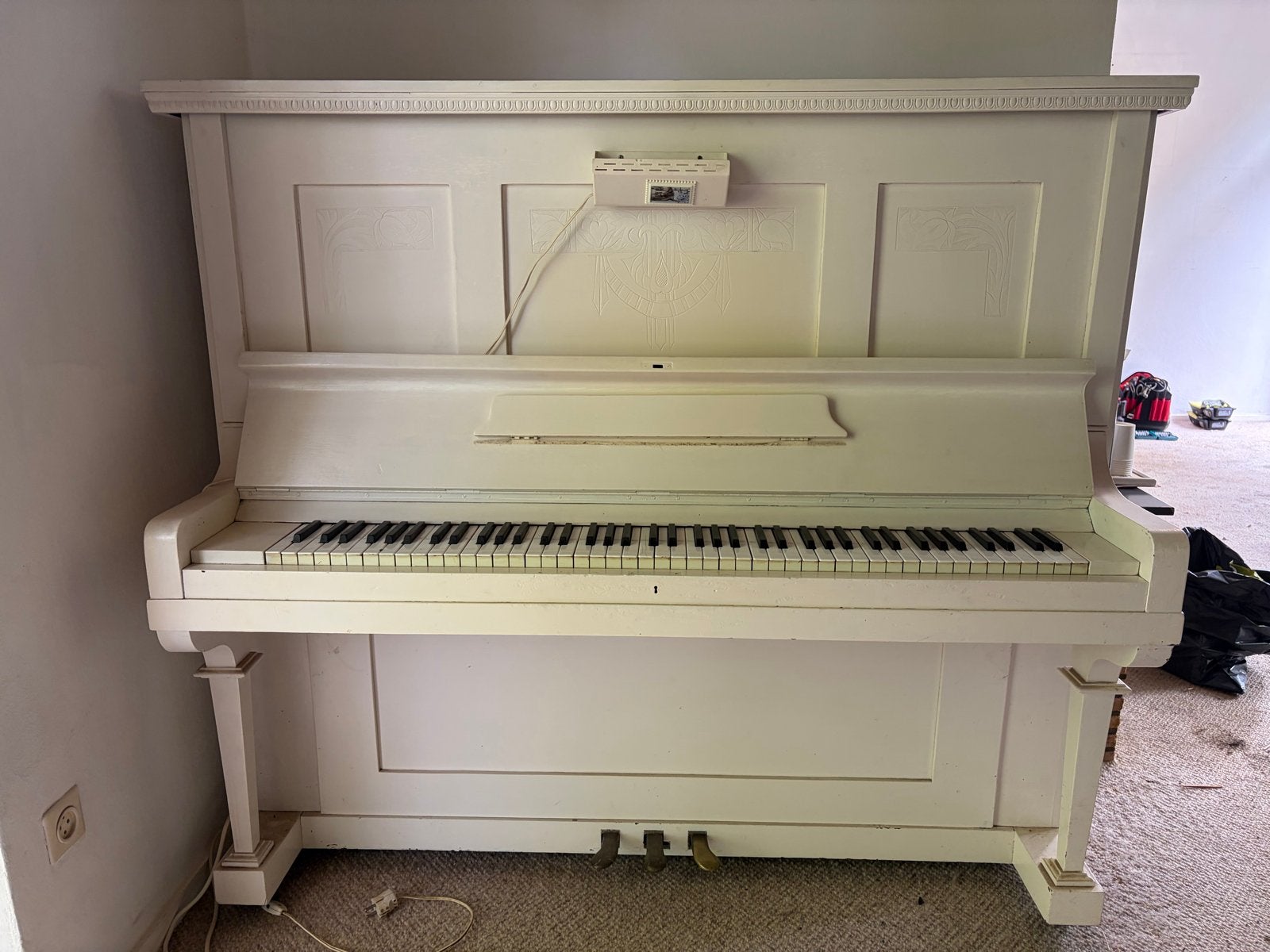 Antieke piano met sierlijke gravures