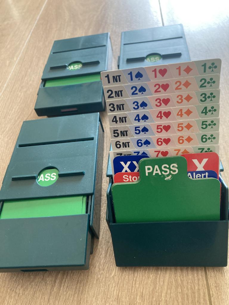 Biedboxen bridge, Hobby en Vrije tijd, Gezelschapsspellen | Kaartspellen, Drie of vier spelers, Ophalen of Verzenden, Zo goed als nieuw
