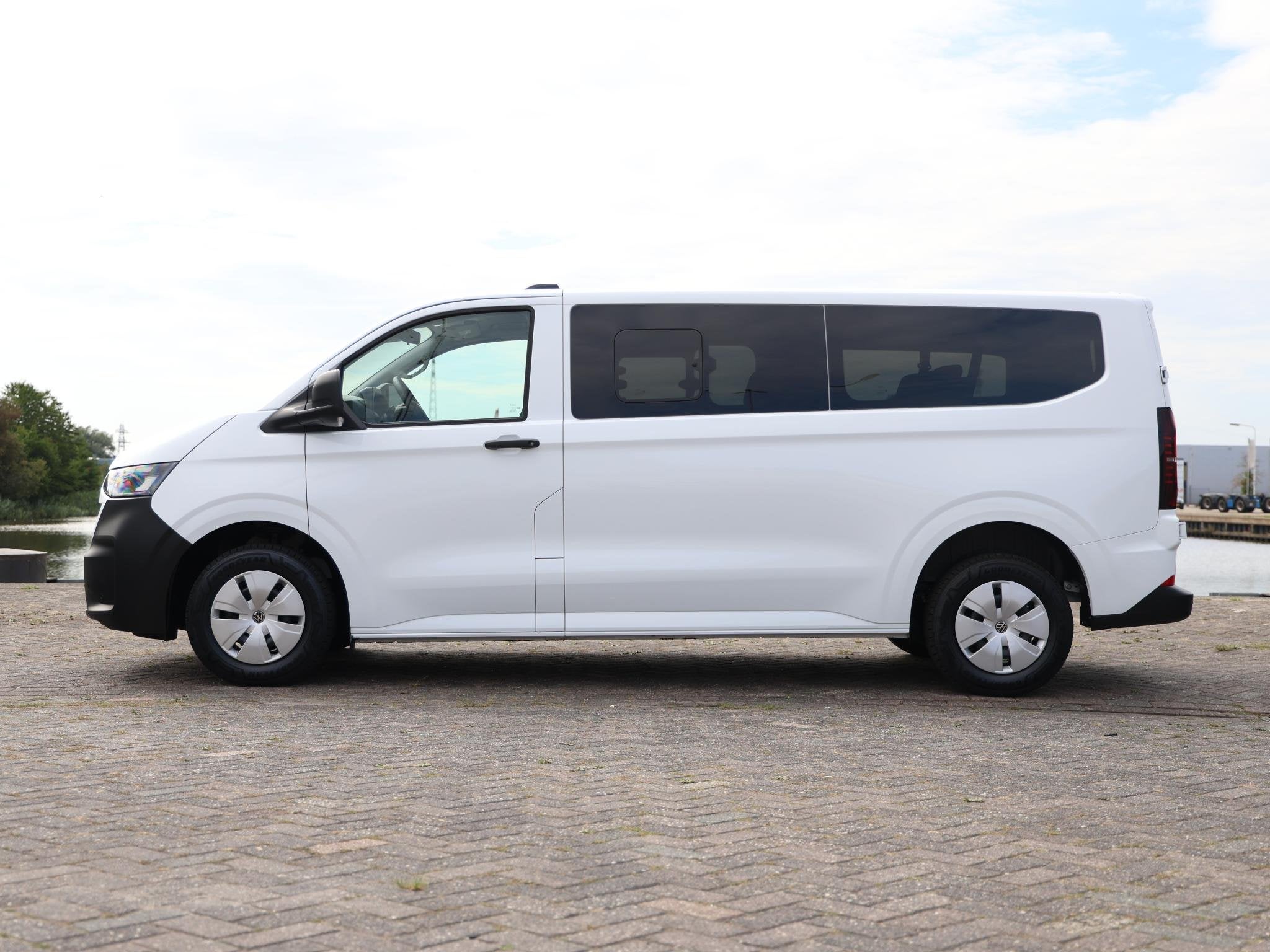 Volkswagen e-Transporter Kombi L2H1 64 kWh / 136PK | 9 perso, Auto's, Automaat, Zwart, Overige carrosserieën, Wit