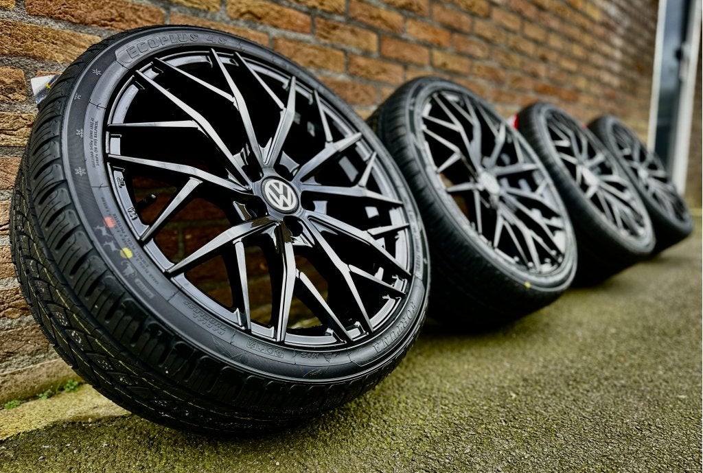 Volkswagen Polo Audi A1 Seat Ibiza velgen 17 inch met banden, Niet ingevuld, 215 mm, Banden en Velgen, Niet ingevuld