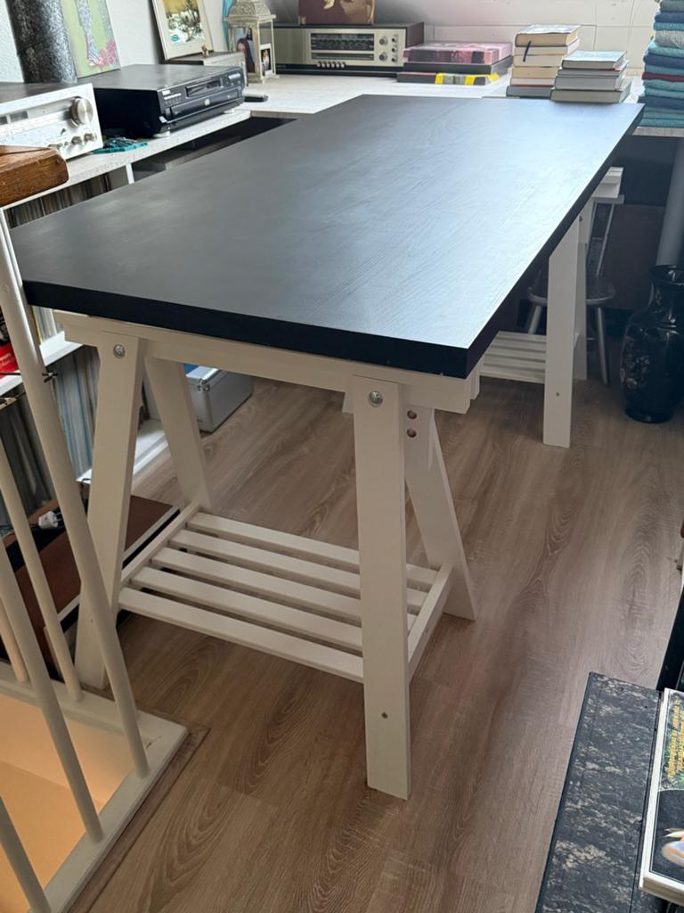 IKEA Linnmon/Mittback Bureau - Zwart blad, witte schragen, Ophalen, Spaanplaat of MDF, In hoogte verstelbaar, Zo goed als nieuw