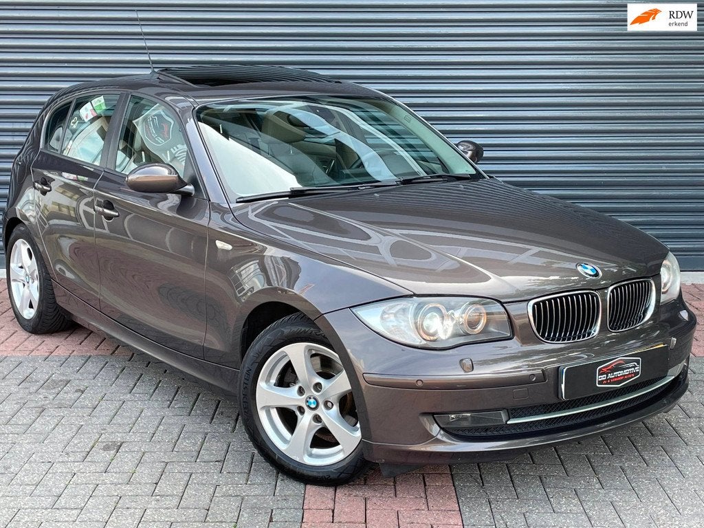 BMW 1-serie 120i Automaat | Schuifdak | Memory | Leder | Nav, Achterwielaandrijving, 1295 kg, 4 cilinders, Grijs