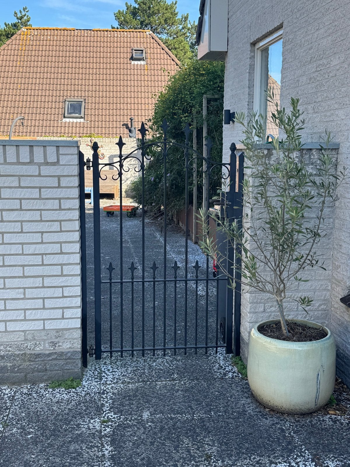 Foto 3 van Gietijzeren hekwerk met dubbele en enkele poort