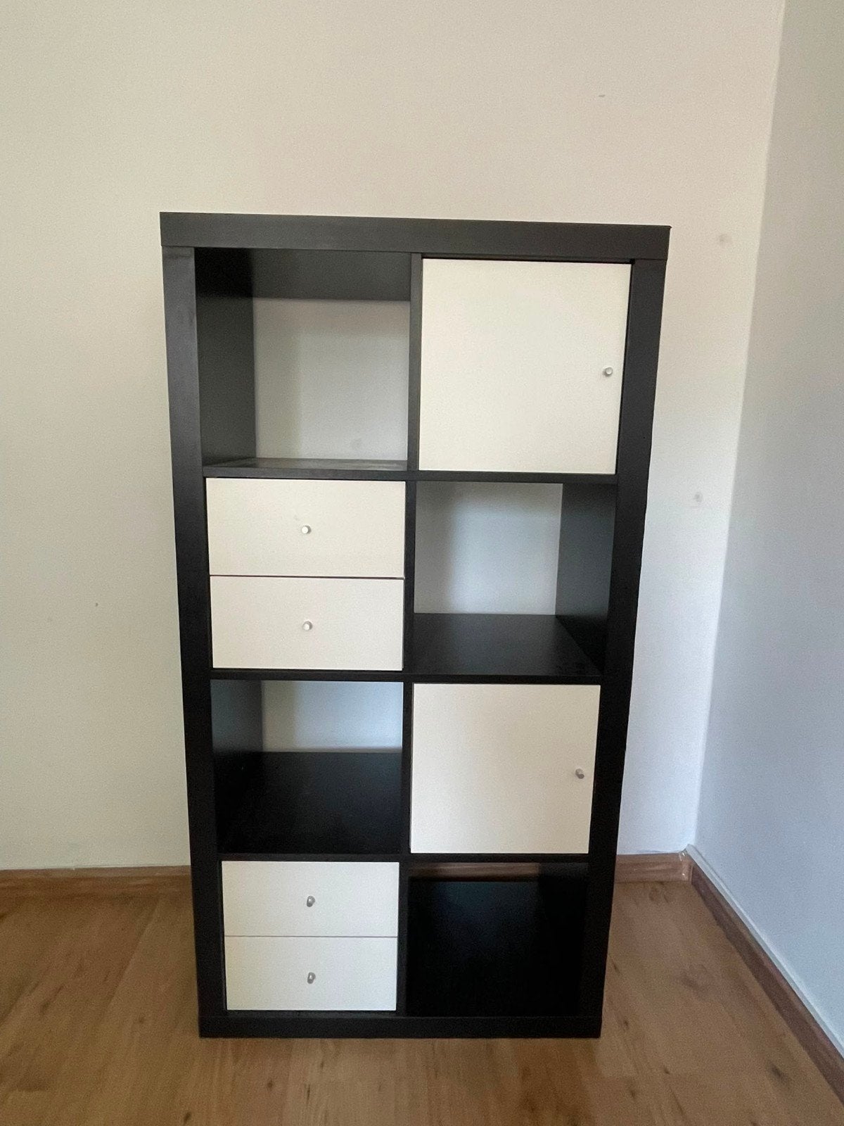 Moderne vakkenkast met lades en deurtjes – zwart/wit – 139, Huis en Inrichting, Kasten | Wandmeubels, Gebruikt, 100 tot 150 cm