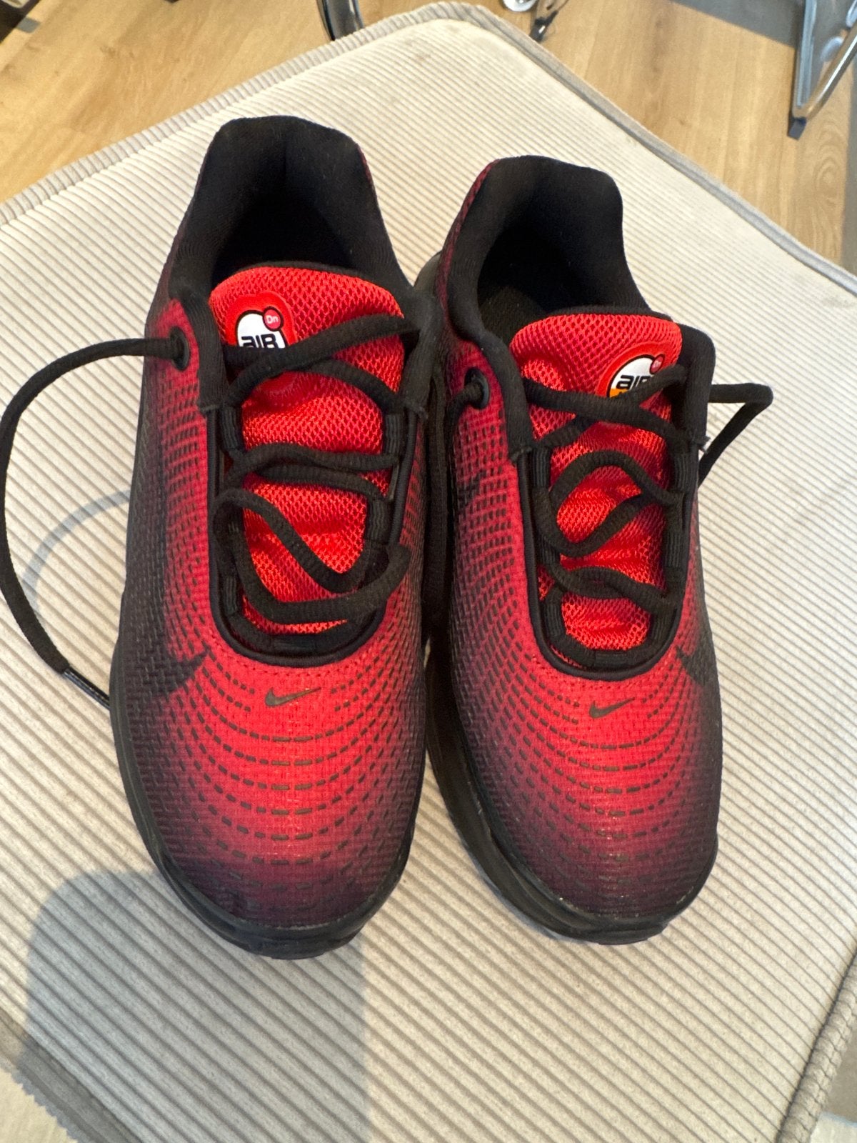 Nike Air Max sneakers rood/zwart - Maat 35.5, Kinderen en Baby's, Kinderkleding | Schoenen en Sokken, Ophalen, Zo goed als nieuw