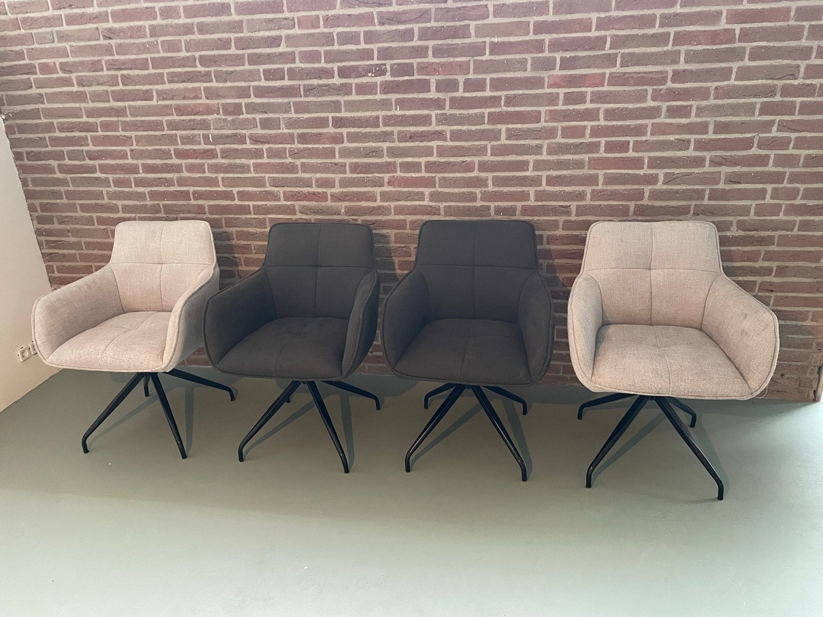 O form draaistoelen - Stof, 2x beige en 2x groen, Huis en Inrichting, Stoelen, Ophalen, Gebruikt, Overige kleuren, Vier