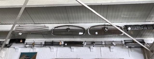 Grillen Peugeot Oldtimer en Klassieker, Auto-onderdelen, Carrosserie en Plaatwerk, Ophalen, Voor, Nieuw, Bumper
