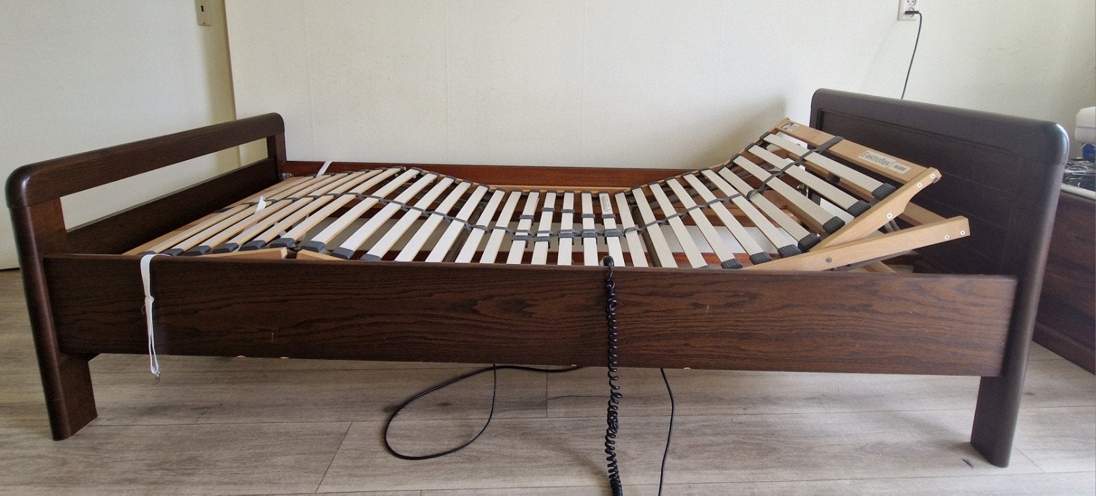 Bed met elektrische lattenbodem. Breedte x lengte: 90x200 m, Huis en Inrichting, Ophalen, 90 cm, Eenpersoons, Bruin