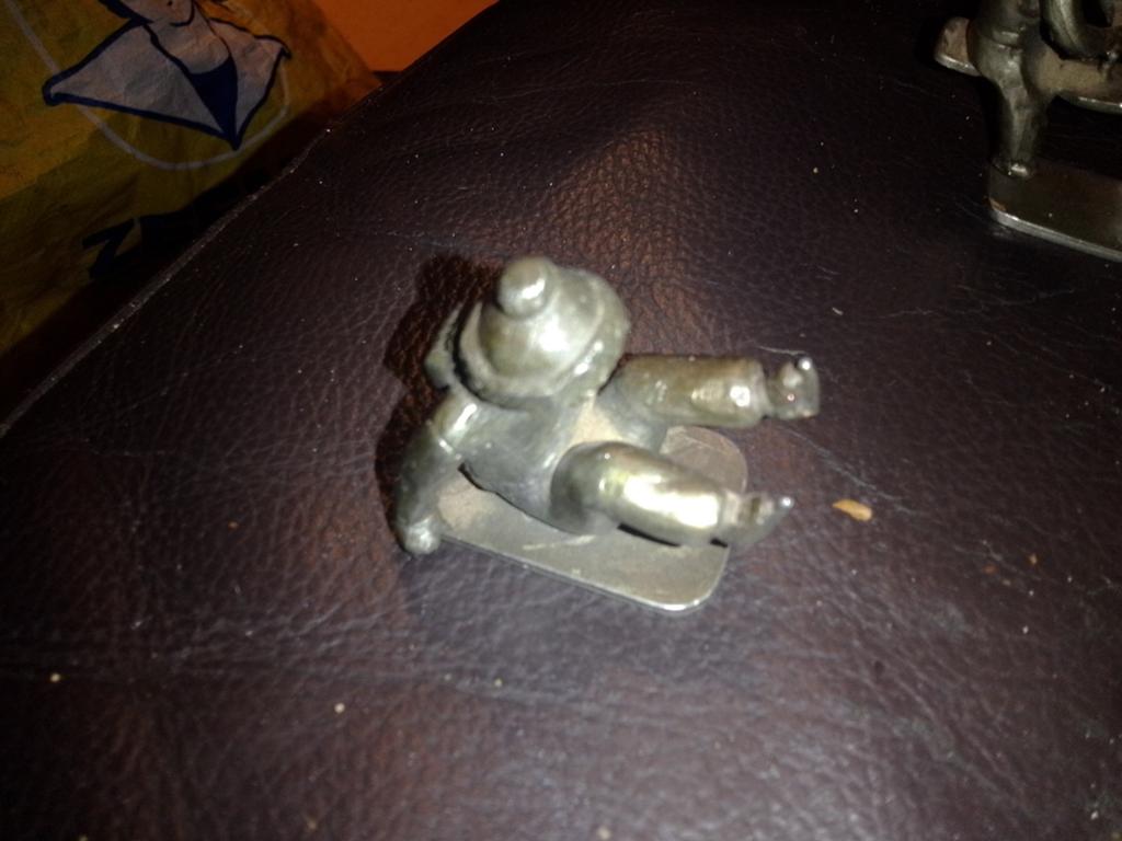 Vintage metalen beeldje: jongen op slee, Ophalen of Verzenden