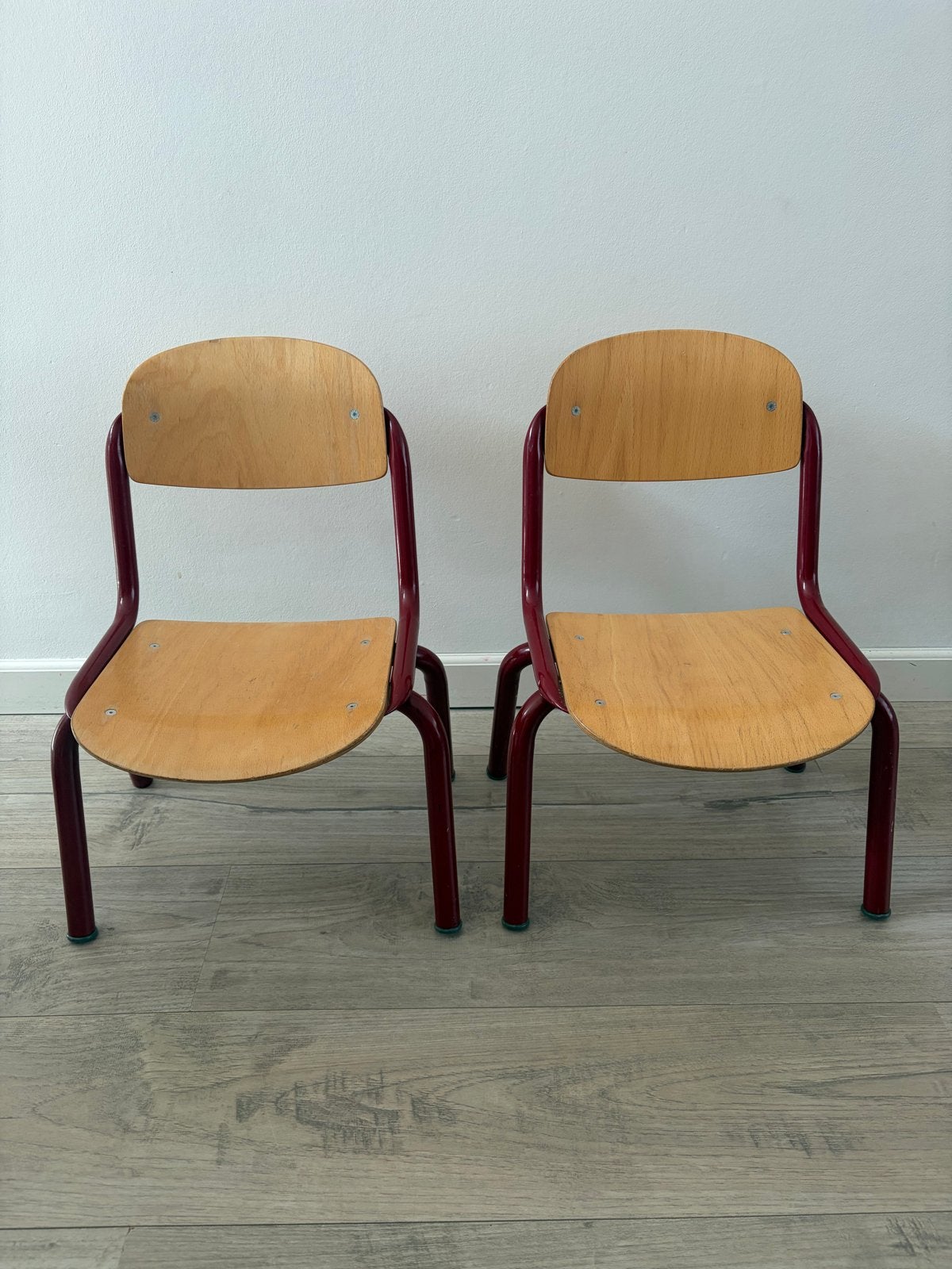 2 kinderstoeltjes, rood met hout, Kinderen en Baby's, Kinderkamer | Tafels en Stoelen, Ophalen, Gebruikt, Stoel(en)