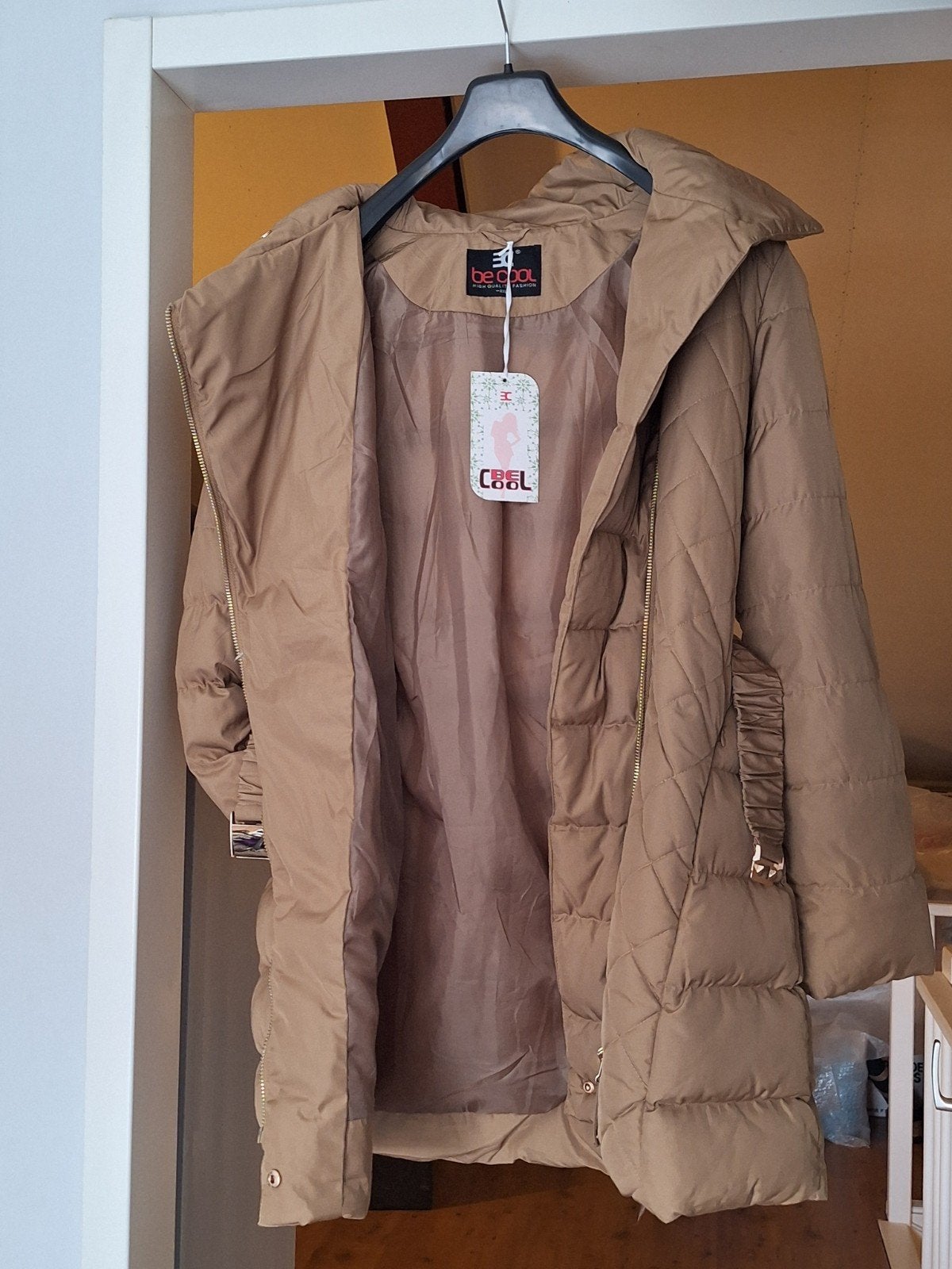 Bijzonder mooie winterjas XL / 40 Nieuw, Ophalen, Zo goed als nieuw, Maat 38/40 (M), Beige