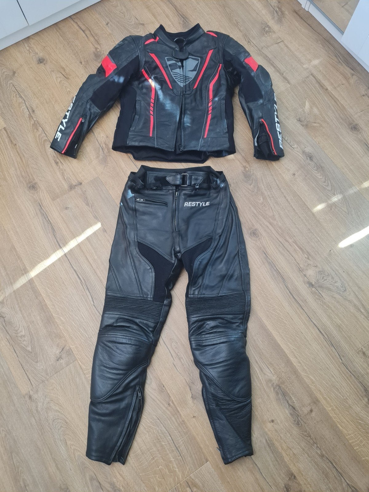 Restyle leren combipak (jas en broek) - Zwart/Rood, Motoren, Kleding | Motorkleding, Ophalen, Combipak, Tweedehands, Dames