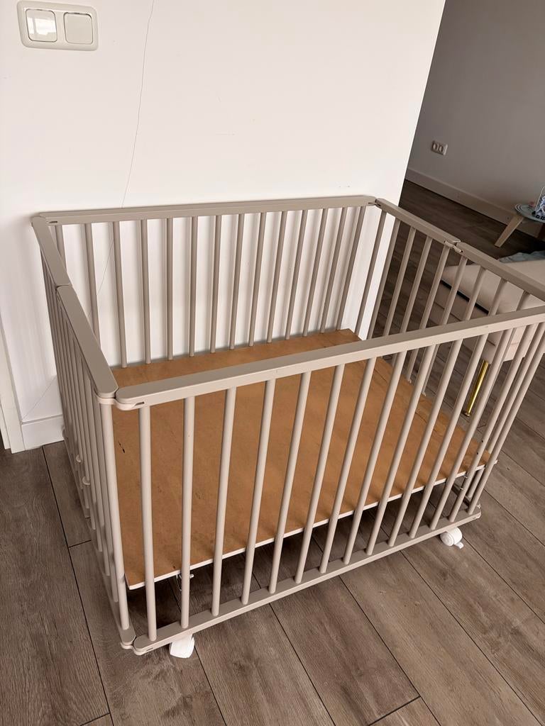 Stevige houten box met wieltjes - Grijs, Kinderen en Baby's, Boxen, Ophalen, Vierkant, In hoogte verstelbaar