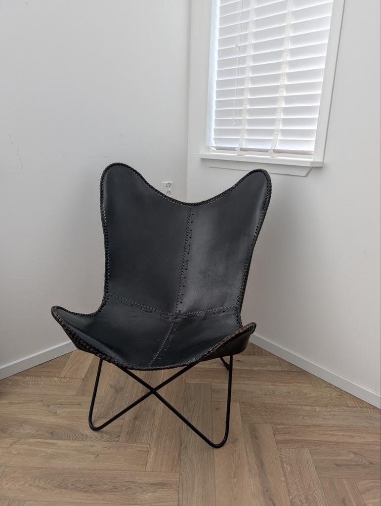 Mooie vlinderstoel met zwart leren zitting en stalen frame, Huis en Inrichting, Stoelen, Ophalen, Zwart, Eén