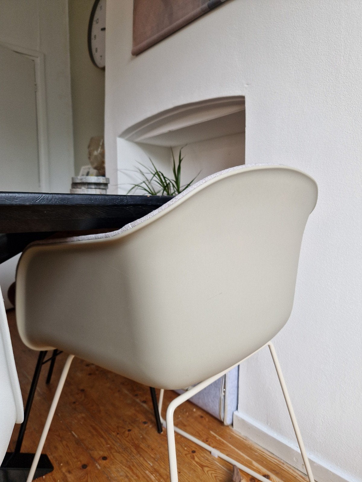 Twee beige/grijze Karwei kuipstoelen met metalen poten, Huis en Inrichting, Stoelen, Ophalen, Twee, Stof, Zo goed als nieuw