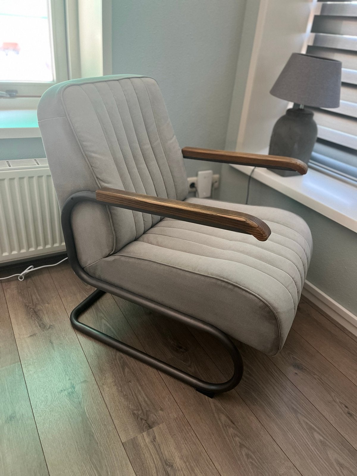 Goedkoop weg Comfortabele fauteuil met houten armleuningen, Ophalen, Gebruikt, Hout, Eén