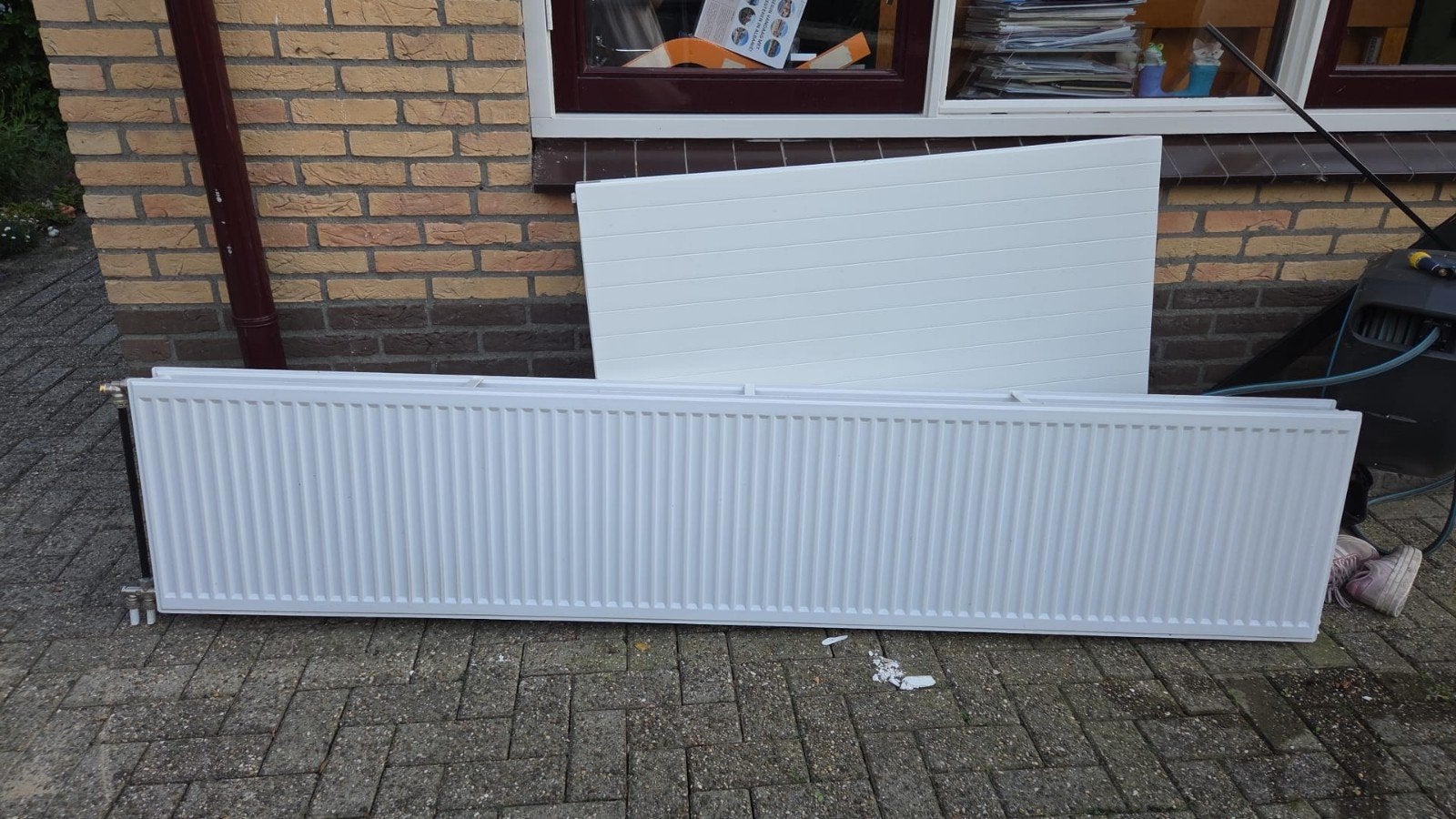 Grote witte radiator 240 x 50 cm met voetventiel, Ophalen, 30 tot 80 cm, Radiator, 150 cm of meer