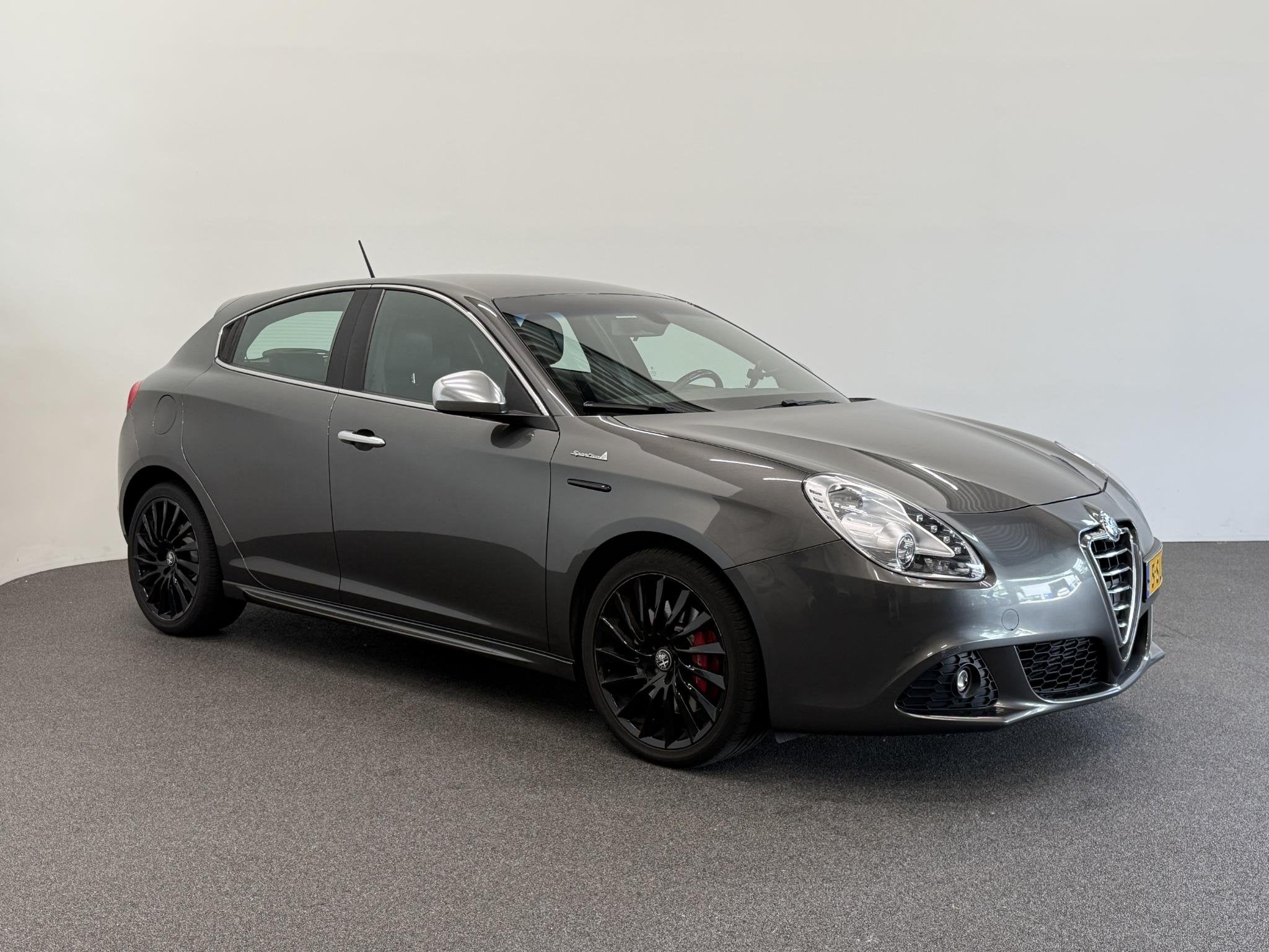 Alfa Romeo Giulietta 1.4 T Sportiva Automaat Navigatie Cruis, Auto's, Euro 5, 4 cilinders, Leder en Stof, Origineel Nederlands