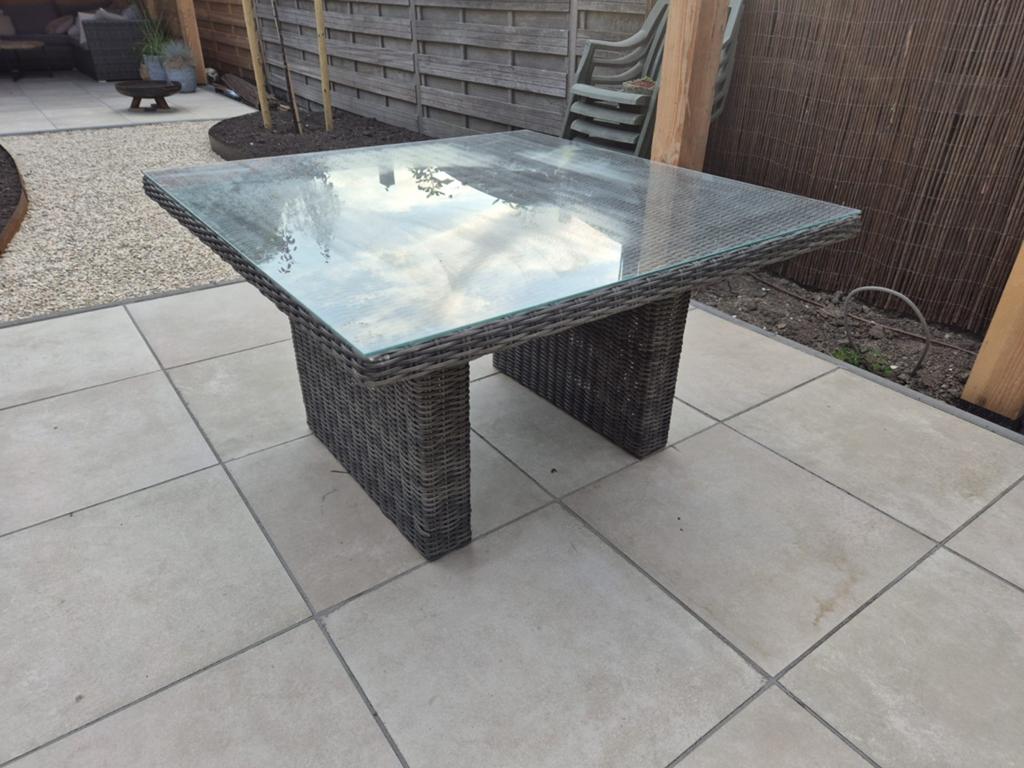 Tuintafel eettafel wicker grijs met glasplaat 115x 115x 67cm, Ophalen, Gebruikt, Vierkant, Wicker