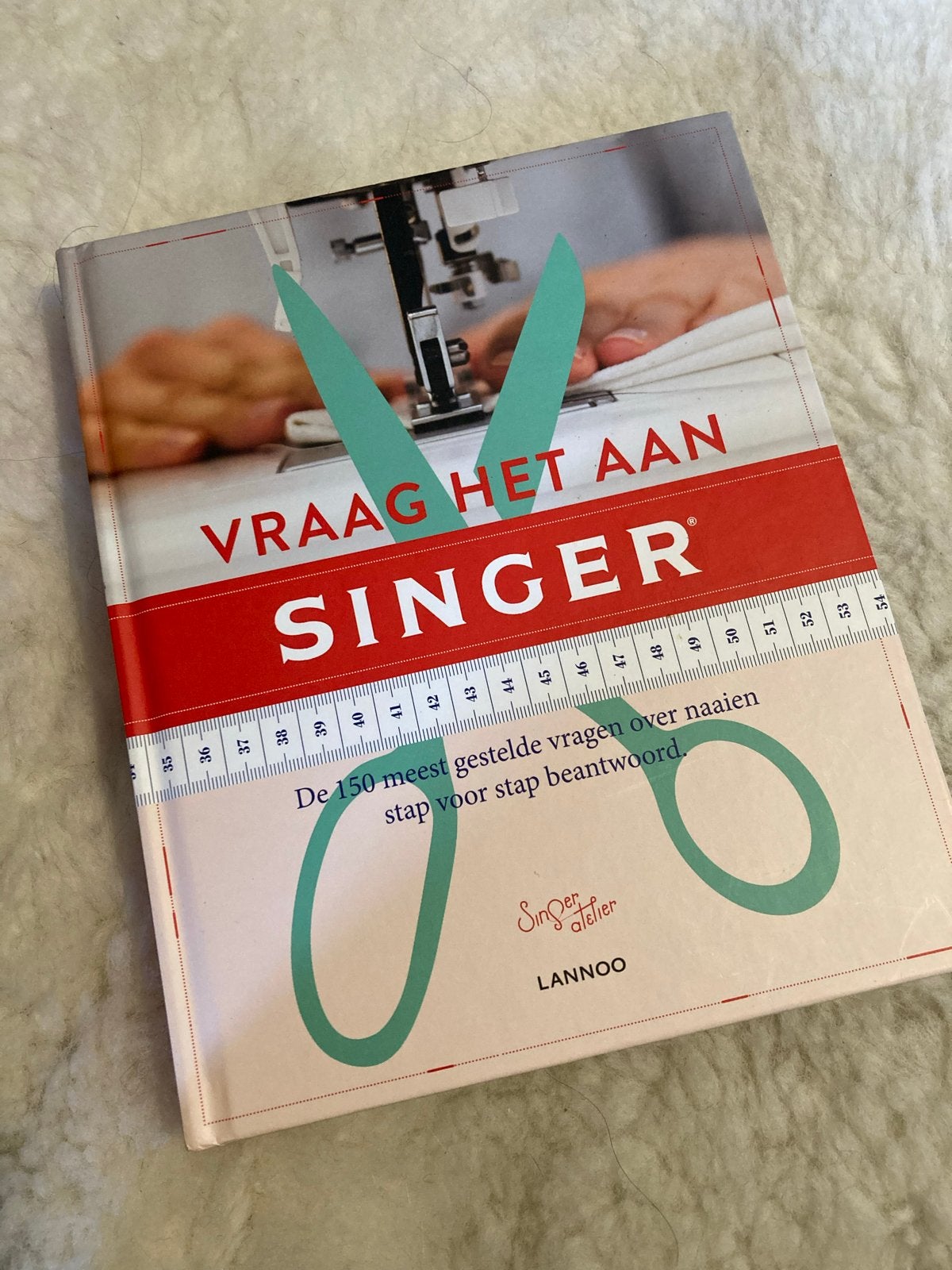 Vraag het aan SINGER: Naaiboek voor beginners en gevorderden, Ophalen of Verzenden, Zo goed als nieuw, Borduren en Naaien