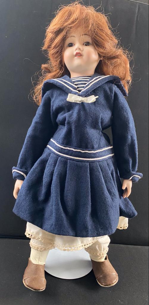 Porseleinen Pop in Matrozenjurkje - Rood Haar, Blauwe Ogen, Verzamelen, Poppen, Ophalen of Verzenden, Zo goed als nieuw, Pop