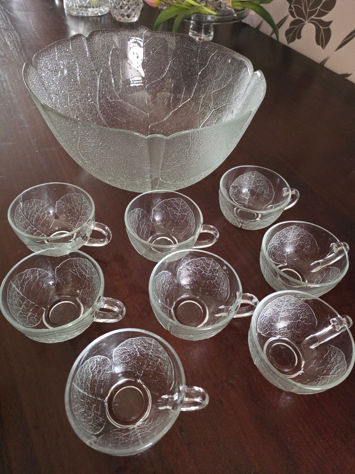 Glazen kom en 8 kopjes met bladmotief, Huis en Inrichting, Keuken | Servies, Overige merken, Vintage, Ophalen of Verzenden, Kom(men)