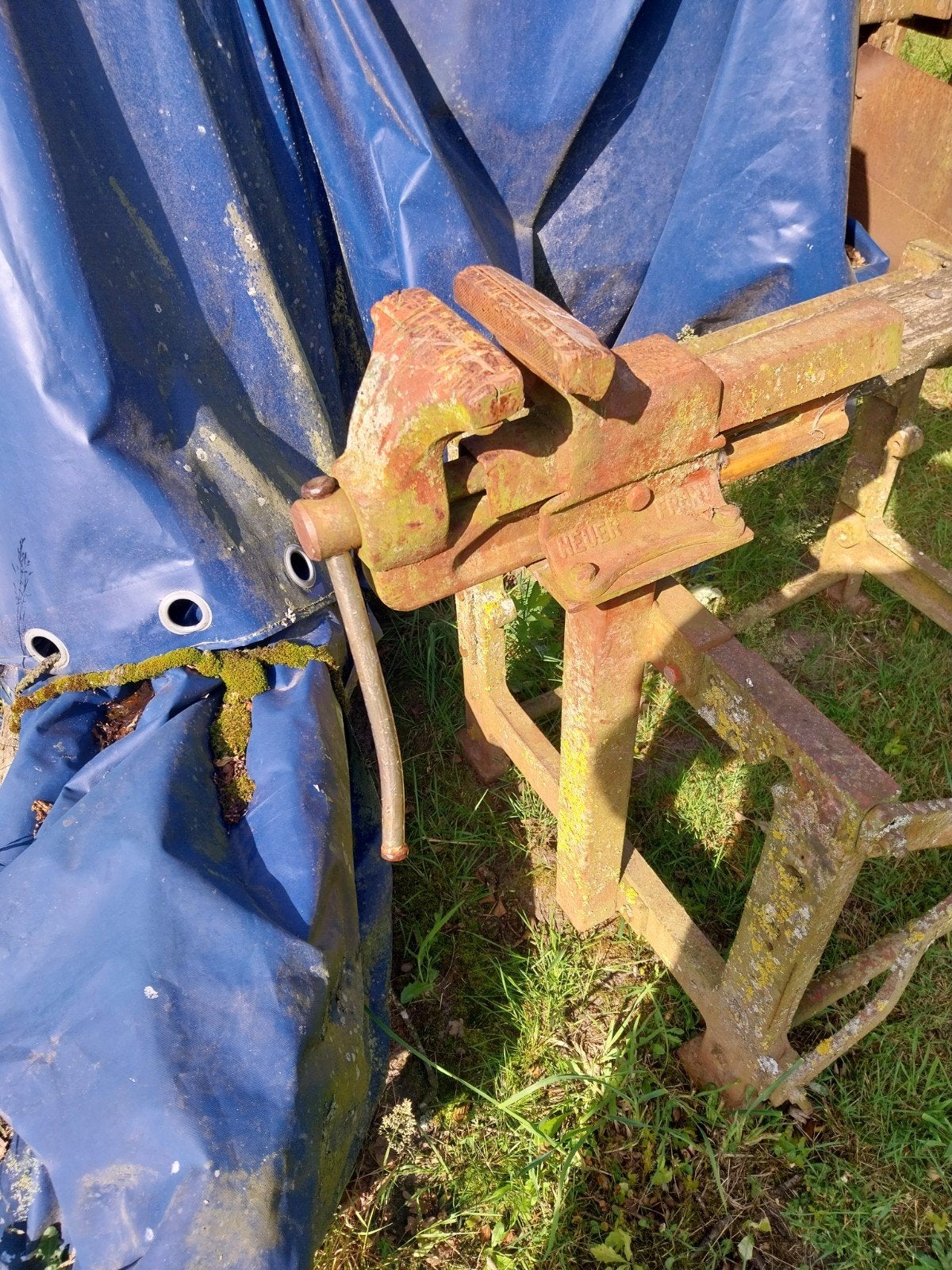 Heuer front bankschroef op oud zwaar ijzerenframe, Doe-het-zelf en Verbouw, Werkbanken, Ophalen of Verzenden, Gebruikt, Minder dan 70 cm