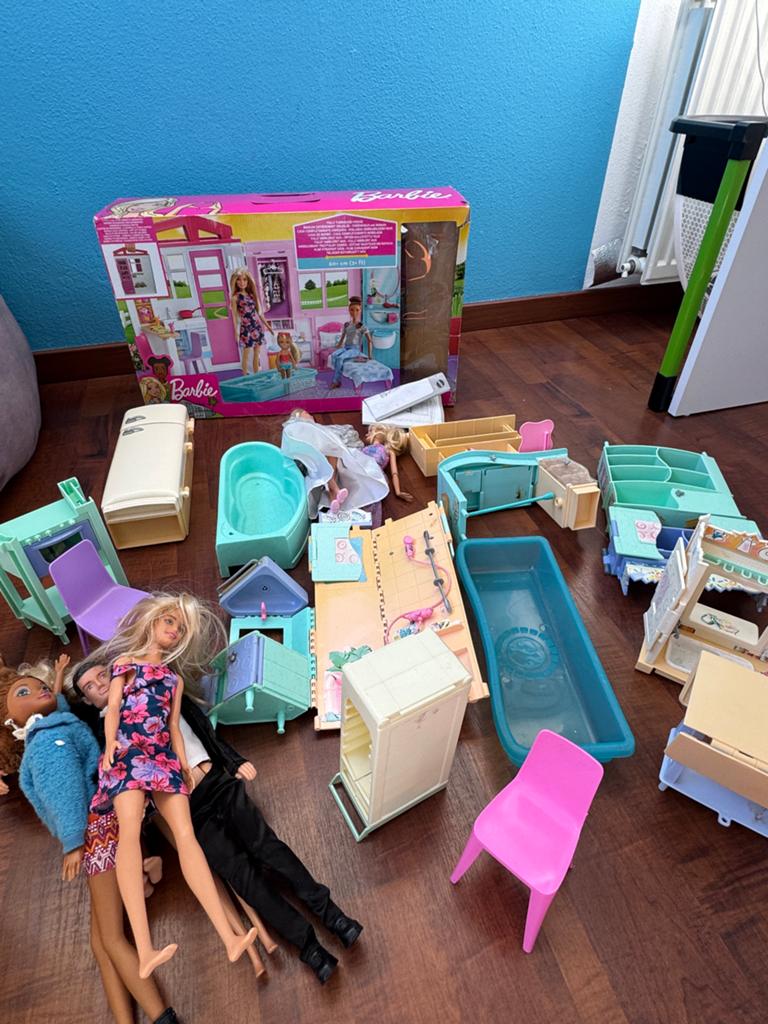 Grote Barbie set met huis, poppen en accessoires, Kinderen en Baby's, Speelgoed | Poppenhuizen, Ophalen of Verzenden, Zo goed als nieuw