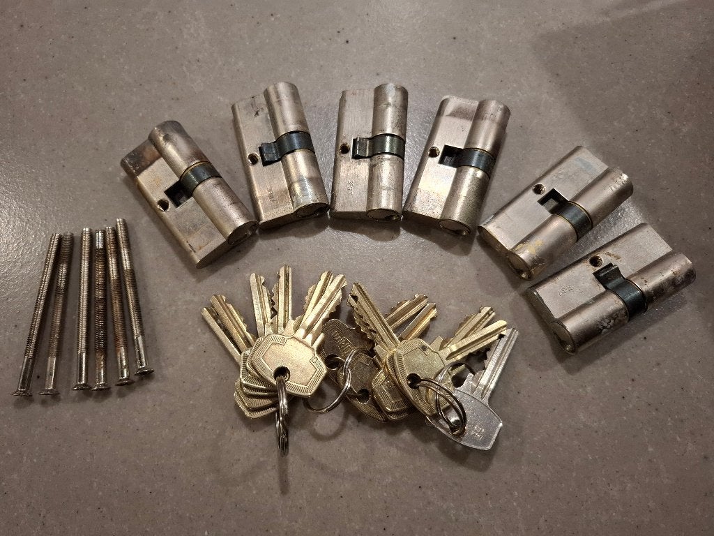 Set van 6 DOM Cilindersloten SKG** (14 sleutels), Doe-het-zelf en Verbouw, Ophalen of Verzenden, Gebruikt, Koper of Messing, Slot