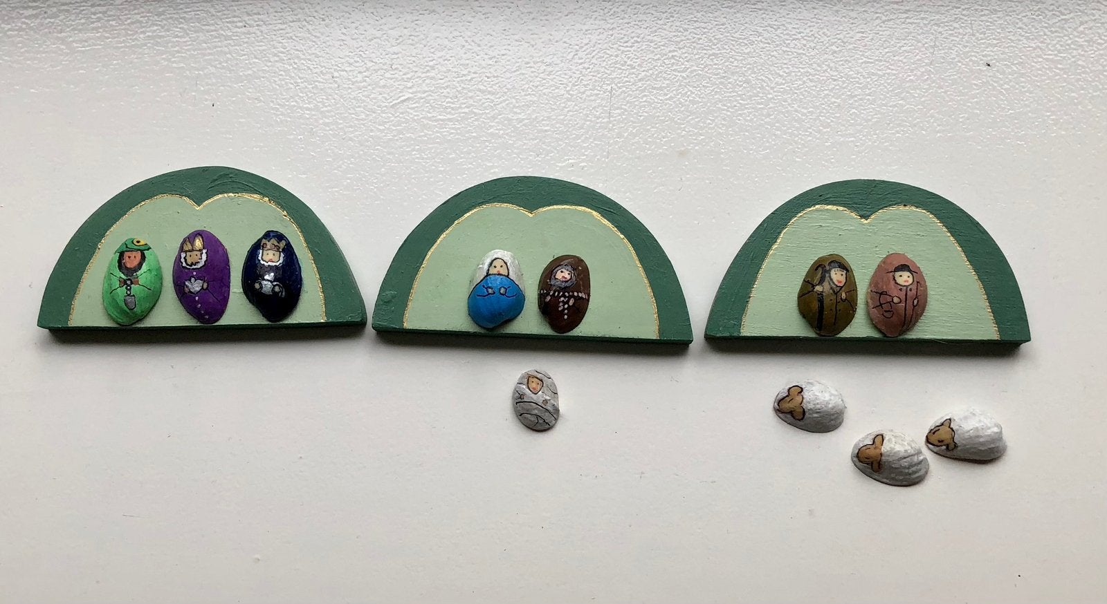 Mini kerststal geschilderd op pistache nootjes . €15, Diversen, Kerst, Ophalen of Verzenden, Nieuw