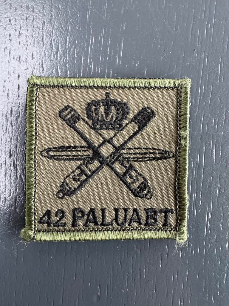 KL borstembleem 42 PALUABT, Ophalen of Verzenden, Landmacht, Nederland, Embleem of Badge
