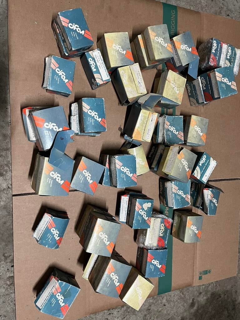 Partijtje NOS oldtimer wielremcilinders oa Ford Renault, Ophalen, Renault, Nieuw, Nvt