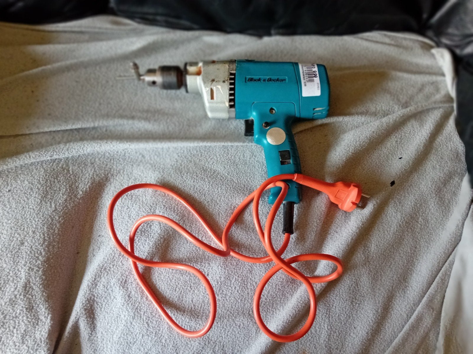 BLACK AND DECKER KLOPBOORMACHINE MET BIJ PASSENDE KOFFER, Ophalen of Verzenden, Klopboormechanisme, 400 tot 600 watt, Zo goed als nieuw