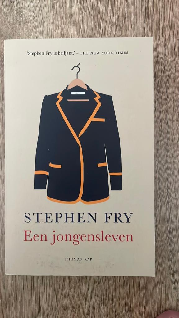 Stephen Fry - Een jongensleven NIEUW, Boeken, Ophalen of Verzenden, Nieuw, Stephen Fry