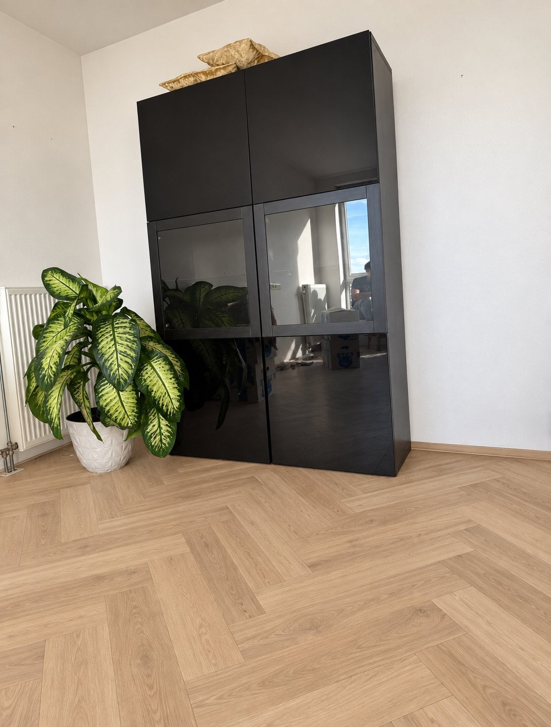 IKEA BESTÅ kast zwart – Zwarte  hoogglans vitrinekast zgan, Ophalen, Overige materialen, Gebruikt, 200 cm of meer